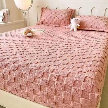 Posteljina: Reljefni čaršafi Čaršaf na lastiš 25 + 2 jastučnice(5) Cena 3800 — 3