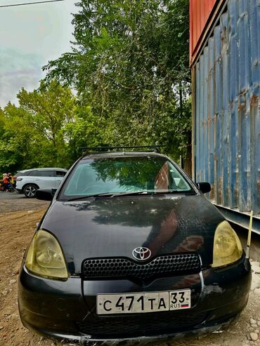 тойота matrix: Автомобиль Toyota Yaris черного цвета, компактный хэтчбек. Оснащен
