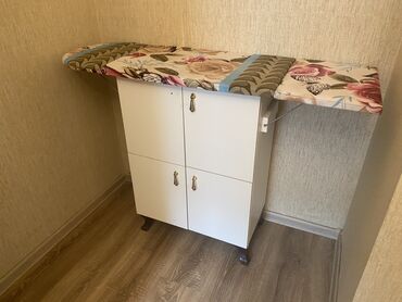 ağ lövhə: Ağ rəngdə qatlanan ütü masası qapalı şkaf dizaynına malikdir. Bu model