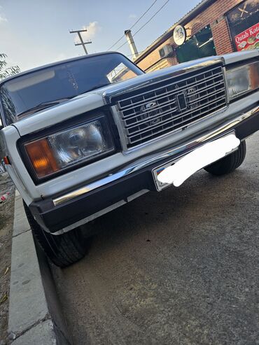 VAZ (LADA): Model: VAZ 2107 (klassik sedan) Kuzov: ağ rəng, 4 qapı Ön hissə: xrom