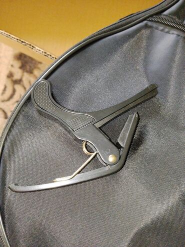 Гитары: Продам отличную акустическую гитару в глубоком синем цвете. Инструмент — 9