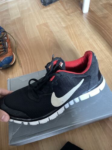 Кроссовки и спортивная обувь: Продается мужская обувь Макостны, кроссовки, ботасы, ботинки дешево at lalafo.kg — 18 Кроссовки и спортивная обувь: Продается мужская обувь Макостны, кроссовки, ботасы, ботинки дешево — 18