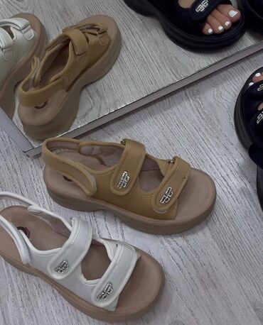 ulosci od memorijske pene: Sandale, Balenciaga, 40