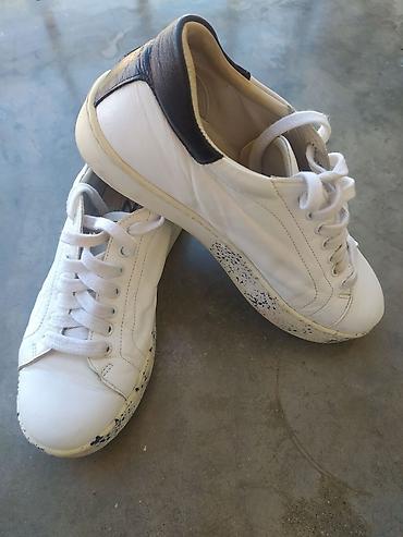 Salonke: Dve vrste obuće: 1) Bele patike sa pertlama - Klasičan nizak model sa — 1