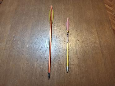 strele za samostrel: Dve strele za samostrel. Dužine: 38cm i 27cm. Metalni vrhovi — 2