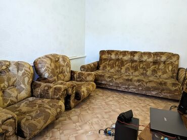 мягкая мебель диван и два кресла: Диван-кровать, цвет - Коричневый, Б/у