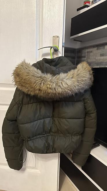 ugg na stiklu: Zimska ženska jakna, kratki puffer kroj u maslinasto zelenoj boji — 3