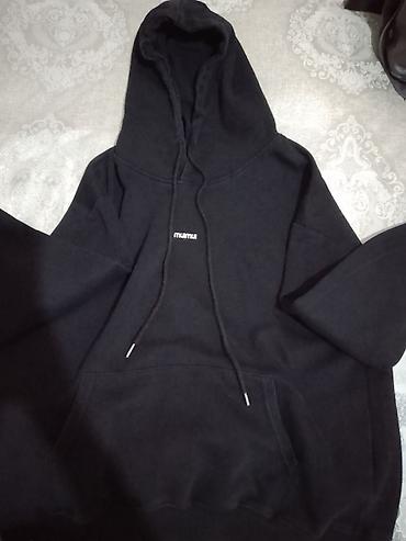 yaz koftalari: Qara rəngli kapüşonlu sviter (hoodie). Ön hissəsində kiçik ölçülü — 2