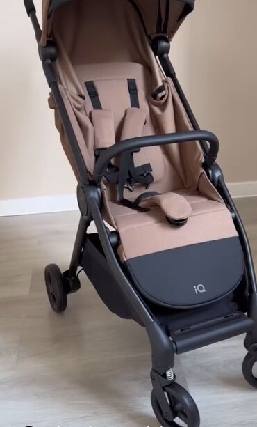 трехколесные прогулочные коляски: Коляска, цвет - Коричневый, Б/у