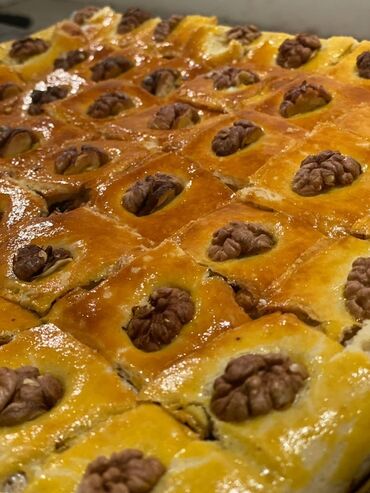 Выпечка, хлебобулочные изделия: Домашняя выпечка в больших прямоугольных формах. Ассортимент: - — 9