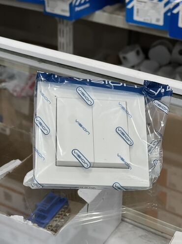 меняю на 07: Двухклавишный настенный выключатель Vision (цвет: белый). -