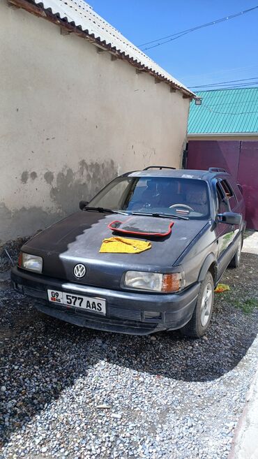 дом в колесах: Volkswagen Passat B3 — это надежный седан в цвете темно-серый