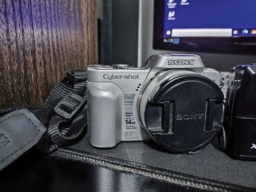 sony фотоапарат: Цифровая камера Sony Cyber-shot в серебристом корпусе, оснащенная