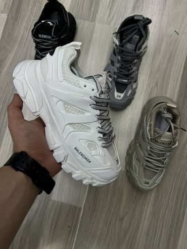 bantlı qadın krossovkaları: Balenciaga trek krossovkaları. Zərif dizaynı və rahatlığı ilə seçilən