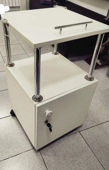 тележка хозяйственная: Тележка-столик на колесах с запираемым - Верхняя площадка с