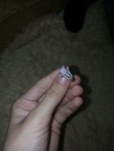 кольцо с изумрудом: Продаю кольцо, серебро, 925 пробы, 16,5 размер, ни разу не одевала
