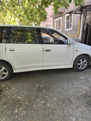 эстима кузов: Белый минивэн Toyota Gaia с черным дефлектором капота. Автомобиль