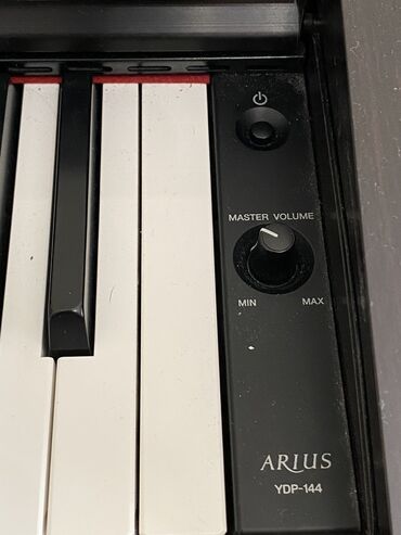 профессиональные музыкальные инструменты: Цифровое пианино Yamaha темно-коричневого цвета с тремя педалями