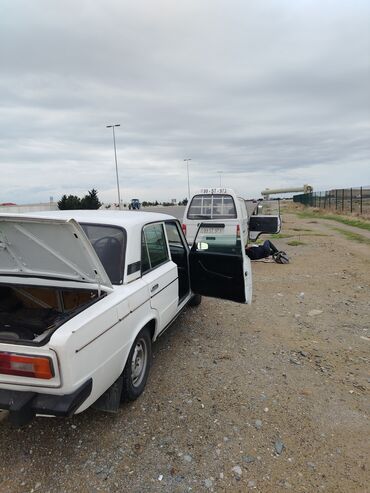 VAZ (LADA): VAZ 2106 sedan, ağ rəng. Klassik kuzov, 4 qapı, arxa ötürücülü. Ön və — 2