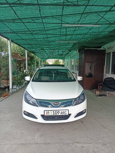 девятка авто: Белый седан BYD Этот автомобиль хорошо подходит для городских поездок
