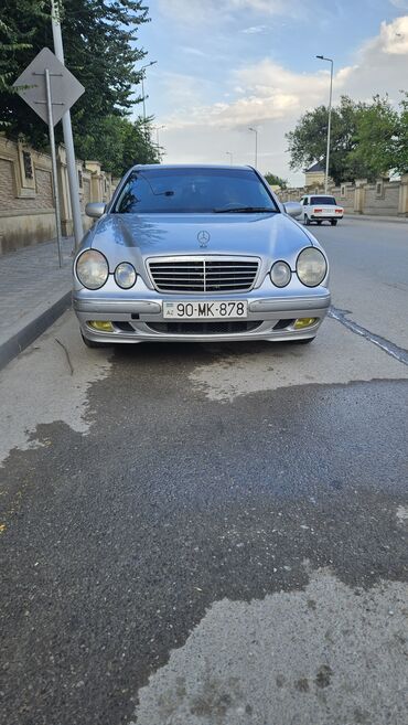 Mercedes-Benz E 240: 2.6 l | 2001 il Sedan