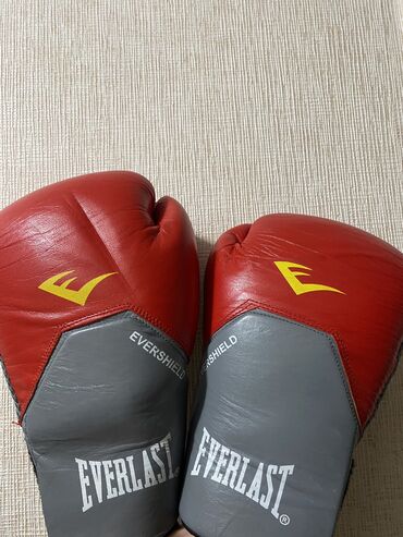 Перчатки: Боксерские перчатки
Фирма: EVERLAST 
Цвет: красный