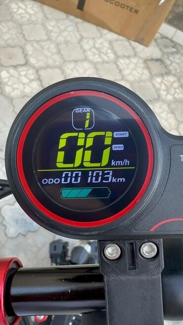 Musiqi alətləri: Güclü elektrik skuter Xüsusiyyətlər: - Ön və arxa iri təkərlər, disk