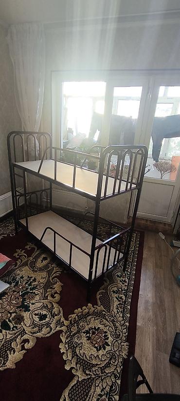 bunk bed: Металлическая двухъярусная кровать, цвет бордовый, кровать — 2