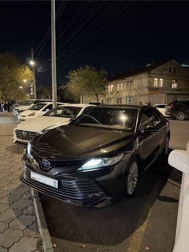 дом на колесо: Toyota Camry: 2020 г., 2.5 л, Типтроник, Гибрид, Седан