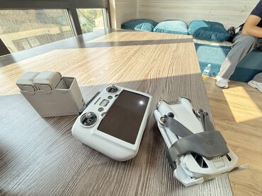 продаю комбайн: Продаю дрон в идеальном состоянии Квадрокоптер DJI Mini 4 Pro Fly More