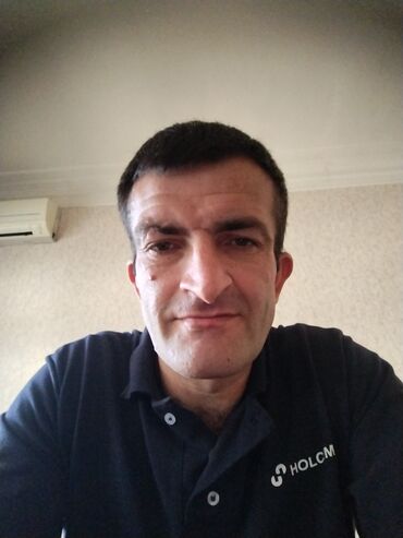 Административный персонал: Nəzərdən keçirilən bu polo köynək, qısa qolları və yaxasında düymələri
