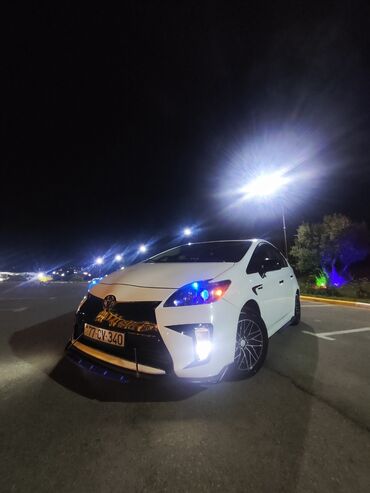 r13 diskler: Ağ rəngdə olan Toyota Prius avtomobili. Avtomobilin eksteryeri müasir
