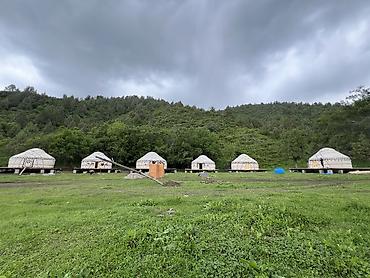 Аренда юрт: Аренда юрты, Каркас Деревянный, 85 баш, Стол, С полом, Казан — 2