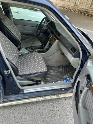 сколько стоит cls 63 amg: Универсал Mercedes-Benz E-класса (W124) синего цвета. Автомобиль