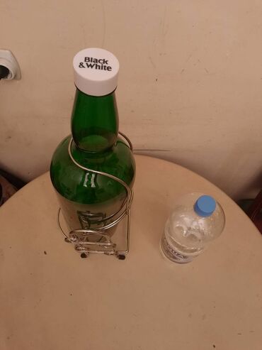 Ostalo posuđe: Velika flasa sa postoljem.
Oko 4,5 l — 6
