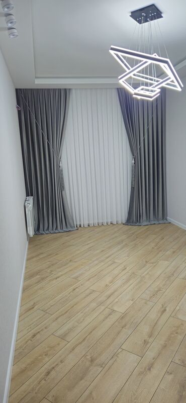 Parçalar: Ağ rəngli, nazik, şəffaf parçadır. Üzərində həndəsi naxışlar var — 23