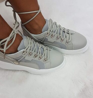 Women's Sneakers and athletic shoes: 36-41
2000 — 10