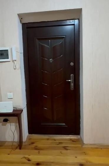 standart qapi olculeri: Metall giriş qapısı – tünd qəhvəyi rəng, dekorativ relyefli panel — 1