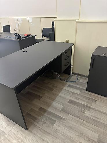 Ofis masası – tünd boz rəng, minimalist dizayn. - Geniş iş səthi