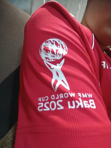 moncler bakı: Qırmızı rəngli rəsmi idman futbolkası – WMW World Cup Baku 2025 — 1