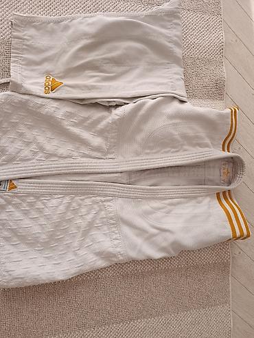 Спорт и отдых: Adidas cüdo gi dəsti - Brend: Adidas - Rəng: ağ, qızılı-sarı detallar — 1