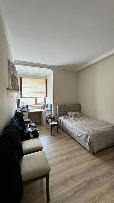 Продажа коттеджей и домов: Продается 2-х эт. дом + цокольный этаж Район Киргизия-1 Зем. участка - — 17