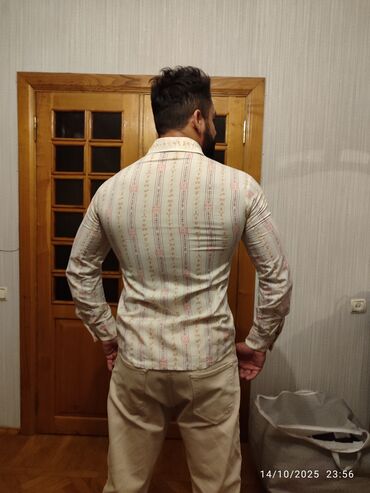 köynekler: Kişi köynəyi – uzunqol, yaxalıqlı, düyməli model. - Rəng: açıq krem