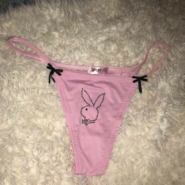 Daş yunu: Çəhrayı üçbucaq Playboy loqosu ilə: yumşaq, rahat və çox cəlbedici