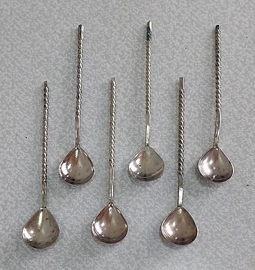 qab qaşıqlar: Sovet istehsalı olan 6 ədəd metal qaşıq dəsti satılır. Materiali — 3