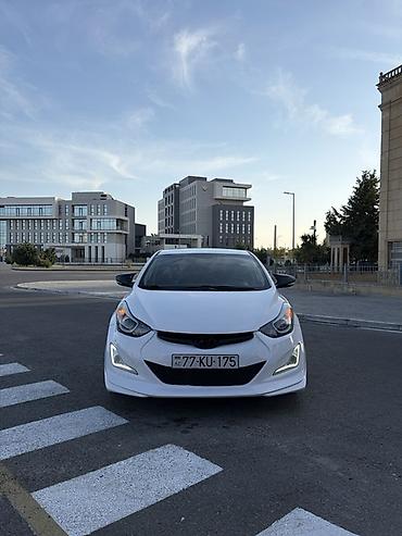 elantra hunday: Hyundai Elantra sedan – ağ rəngdə, aerodinamik kuzov dəsti ilə. Şəhər — 1
