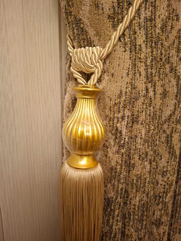 Pərdə və tüllər: Pərdələr üçün müxtəlif aksesuarlar təklif olunur. Birinci dəstə oval — 3