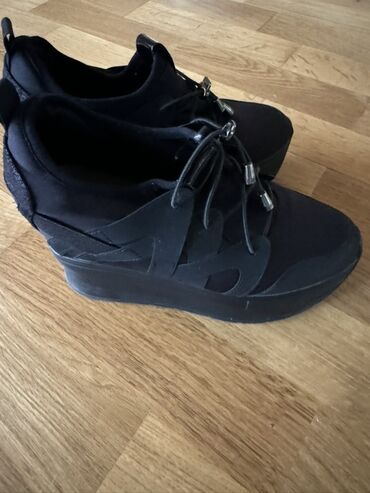 женские кроссовки nike air max hyperfuse: Qadın idman ayaqqabısı – qara rəngdə, platformalı model 2 ölçüsü de