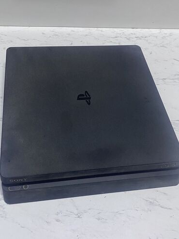джойстик для ps: Игровая консоль Sony PlayStation 4 в черном цвете. Модель имеет тонкий