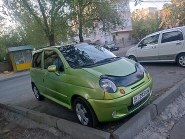 мини электромобиль: Зеленый городской хэтчбек Daewoo Matiz. Эта компактная пятидверная